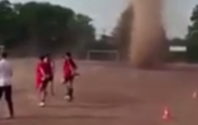 Un meci de fotbal a fost oprit de o tornadă! Vremea a luat-o razna în toată Europa!