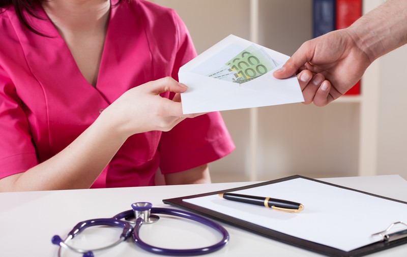 De ce persistă „plicul” la 5 ani după ce au crescut salariile medicilor. „Orice proces social de vindecare, mai ales după o boală de 40 de ani, cere timp”