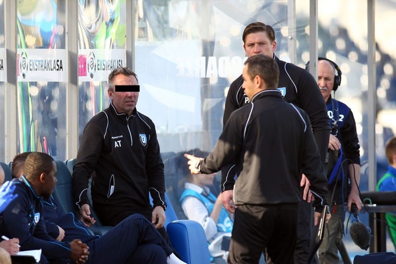 Antrenorul bătăuș (cu bandă pe ochi) a fost arestat FOTO: fakt.pl