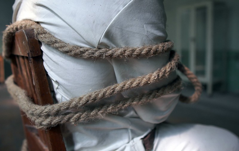 Coșmarul unui tânăr plecat la muncă în Olanda: legat de scaun și bătut până la leșin. Agresorii, colegii români