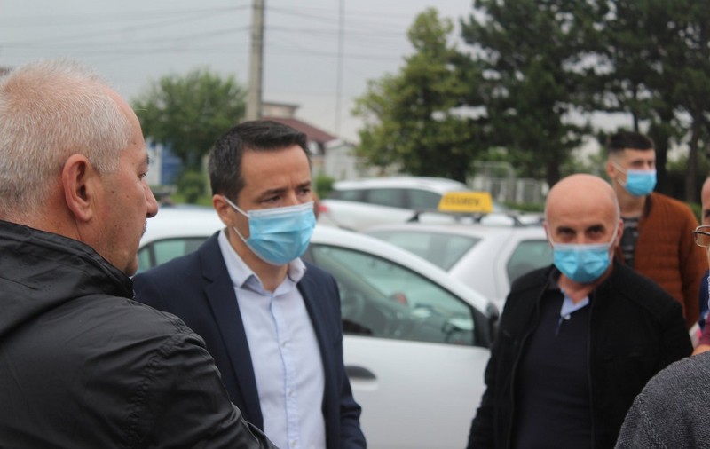 Masca sanitară ar putea deveni obligatorie în spațiile deschise din județul Argeș