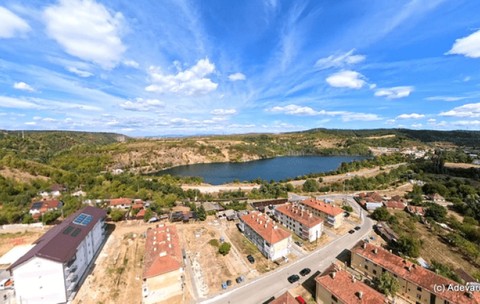 Lacul uriaș care crește de 20 de ani în mijlocul unui sat. Fosta carieră minieră va deveni zonă turistică
