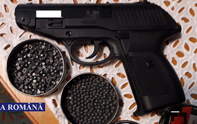 Bărbat din Vaslui, acuzat că vâna rațe și iepuri cu un pistol cu bile. Poliția a ridicat arma la o percheziție
