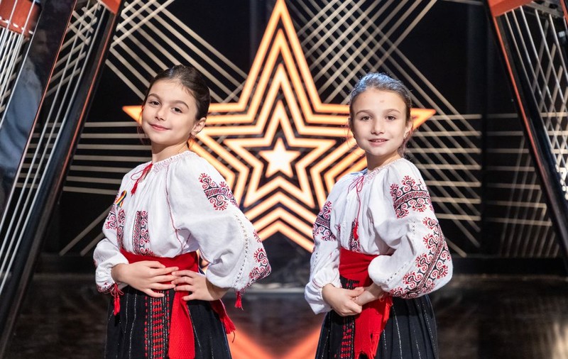 Surorile Bucur de la Românii au talent 2025, admiratoare înfocate ale Petrolul Ploiești. „Bobiță, tu ne ești dușman! Tu ții cu Universitatea Craiova”