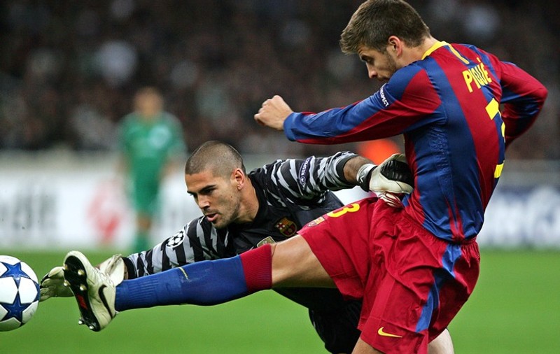 Gerard Pique, transportat la spital, după ciocnirea cu Victor Valdes