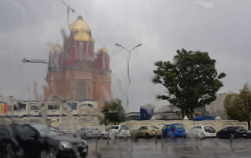 Codul portocaliu de furtuni, prelungit. Ploi torențiale în aproape toată țara