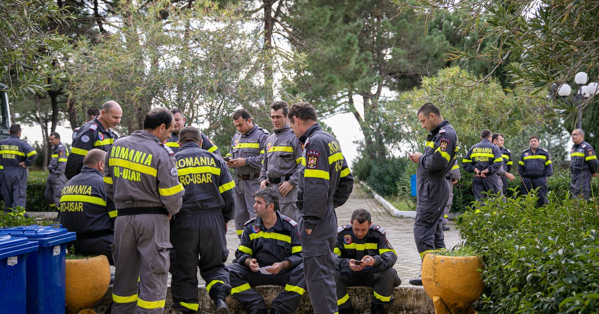 După patru zile de intervenții, pompierii se odihnesc la bază