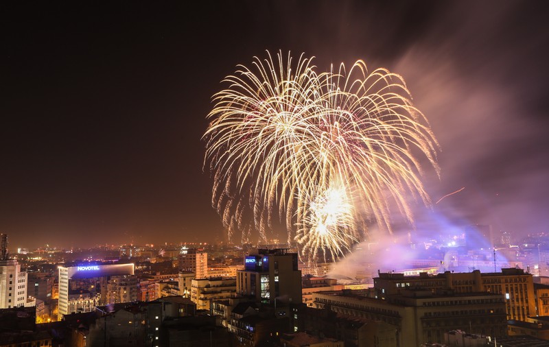 Șampanie, artificii și multă bucurie. Cum au petrecut românii de Revelion 2017 | FOTO ȘI VIDEO