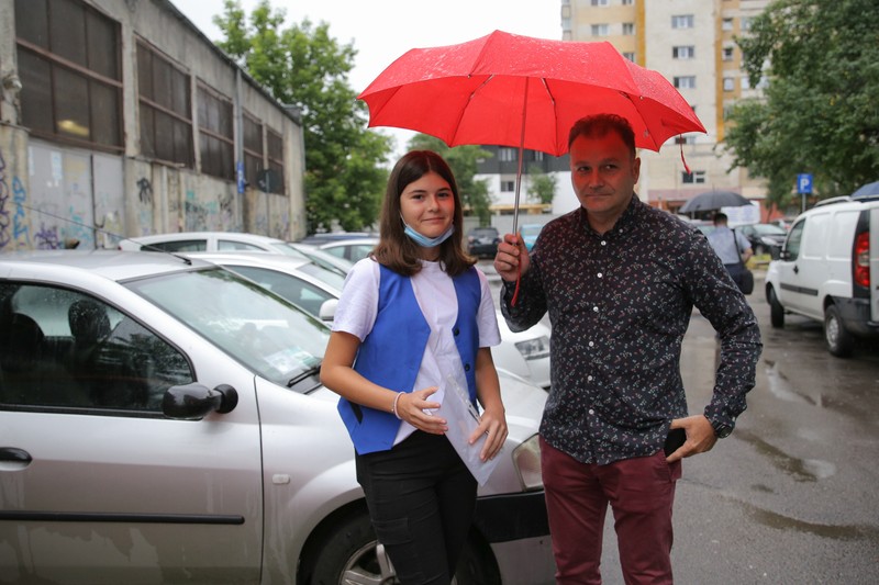 „Ar fi fost mai bine dacă mergeam la școală să ne pregătim pentru examen. Ne-am pregătit online”, spune Alina
