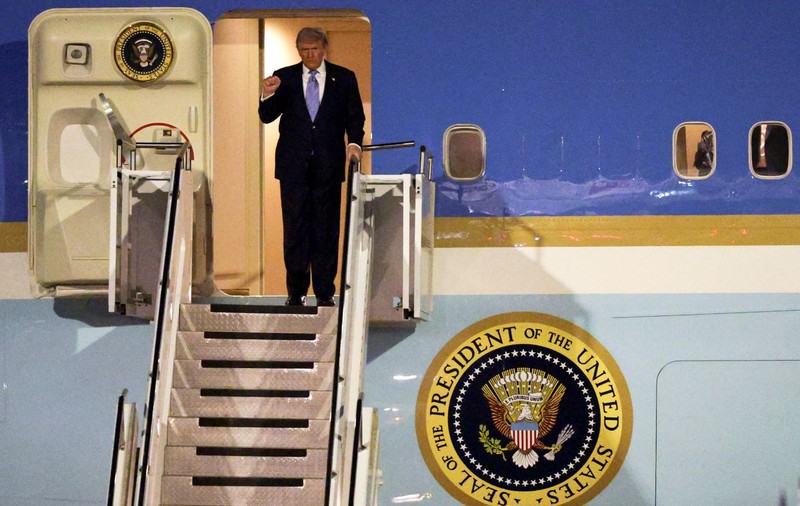 Donald Trump a ajuns în China pentru întâlnirea cu Xi Jinping: imagini de la primirea liderului american