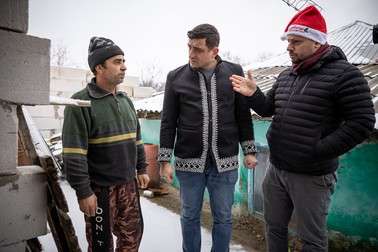 Deputatul AUR şi senatorul Busuioc discută cu un localnic din satul Pogana