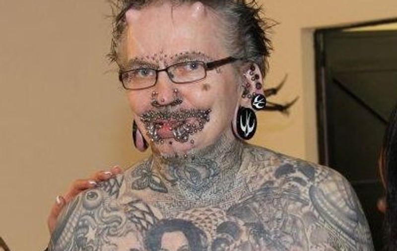 ORIPILANT! Uite cum arată omul cu cele mai multe piercinguri! A fost luat la pipăit de Mitoşeru şi Jean de la Craiova! | FOTO