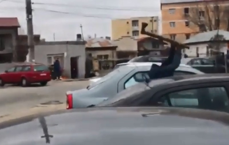 Scandal cu săbii și cu topoare în fața poliției din Bolintin! S-au auzit și împușcături! "Bă, io-s poliţist, bă! Mă omoară!"