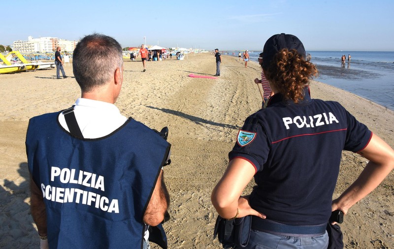 Caz șocant într-o stațiune de pe litoralul Italiei: O turistă a fost violată de patru bărbați, în fața iubitului ei