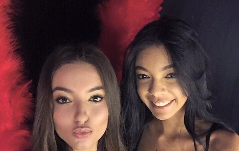 Încă o româncă pe podiumurile Victoria‘s Secret Fashion Show! Cine e superba tânără care a defilat cu aripi de înger în China!