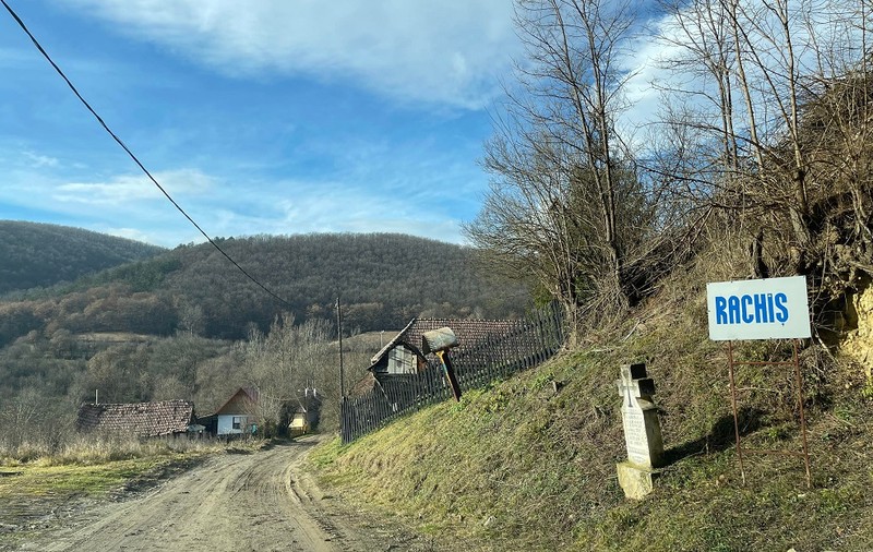 VIDEO REPORTAJ în satul din Alba cu trei locuitori. Cum refuză o mână de oameni să lase să moară locul în care s-au născut