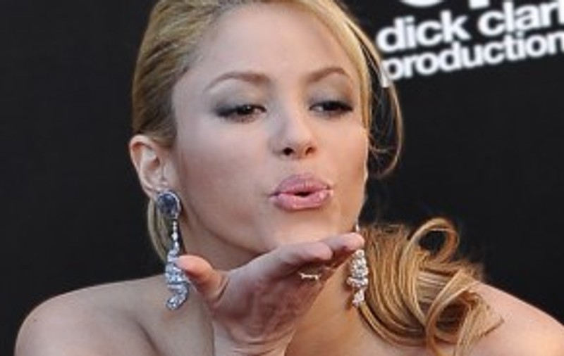 Shakira nu se grăbeşte să se mărite, dar vine la MTV IDOL!