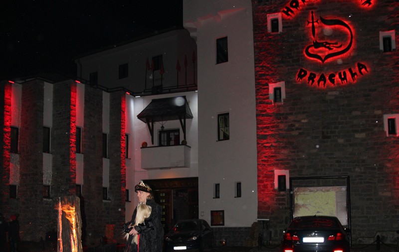 Aripi de liliac, bărbății de vampir distruse și costițe de drac – meniul horror din noaptea de Halloween la castelul lui Dracula