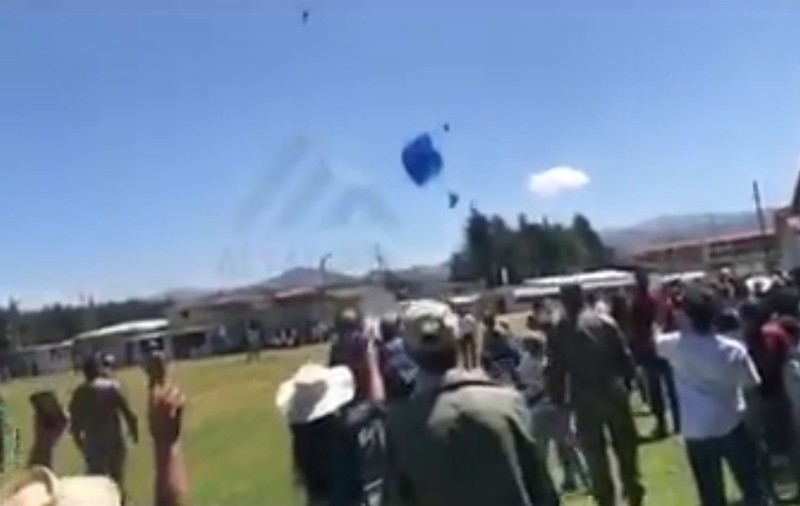 Un militar peruan a murit în urma unui exercițiu cu parașuta. A căzut pe acoperișul unei clădiri