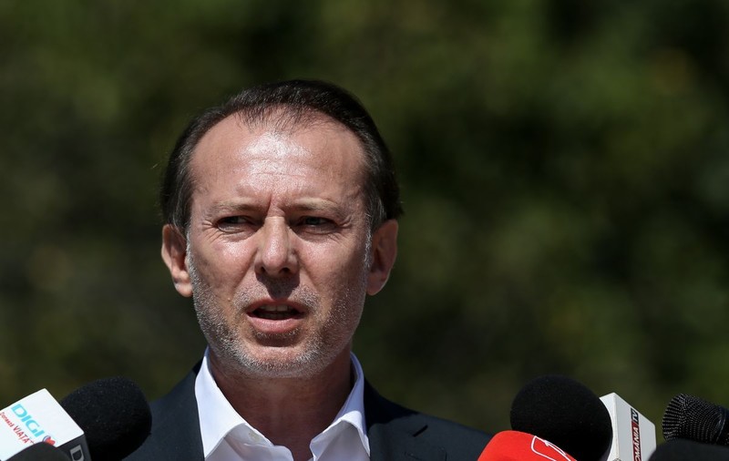 Obligația de a pune întrebări tâmpite. De ce nu răspunde deloc premierul Cîțu la discuția referitoare la droguri?