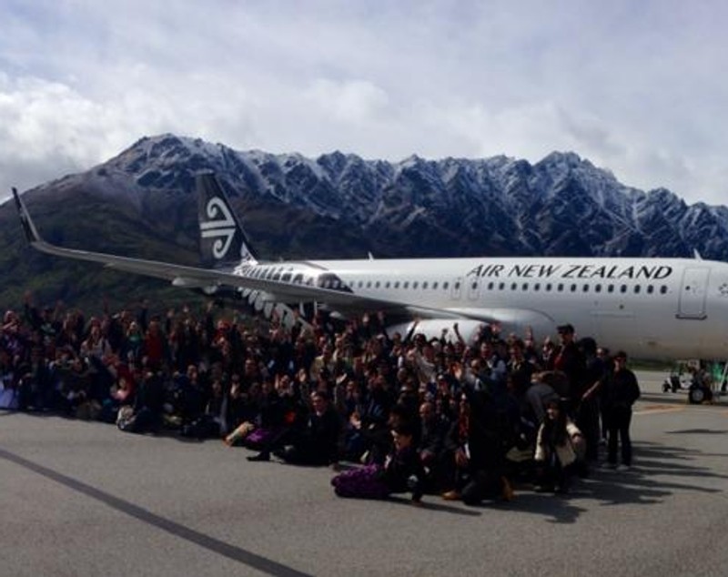 Senzațional! La plecarea neozeelandezilor la Cupa Mondială din Anglia, ^angajații aeroportului au executat o haka pentru rugbiștii aflați în avion. ”Stejarii” ajung miercuri la Londra / VIDEO