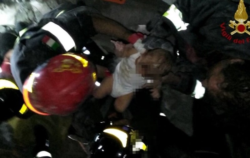 VIDEO | Momentul în care un bebeluș este salvat de sub dărâmături în urma seismului din Ischia. Operațiuni de salvare, în desfășurare
