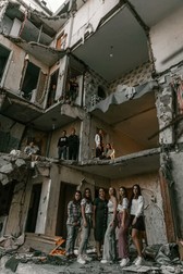 Elevi ucraineni, alături de profesoara lor, la sesiunea foto printre dărâmături Foto: Stanyslav Senyk Instagram/Twitter