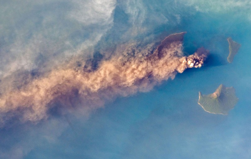 Imagini din satelit cu erupția vulcanului din Indonezia care a declanșat tsunamiul / FOTO&VIDEO