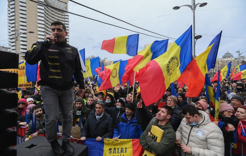 Poliția a identificat bărbatul care a agresat echipa AUR în fața Primăriei Voluntari