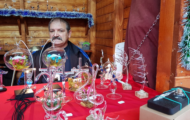 VIDEO| Omul care însuflețește Crăciunul. Vorbește cu sticla, iar ”dalta” lui e focul