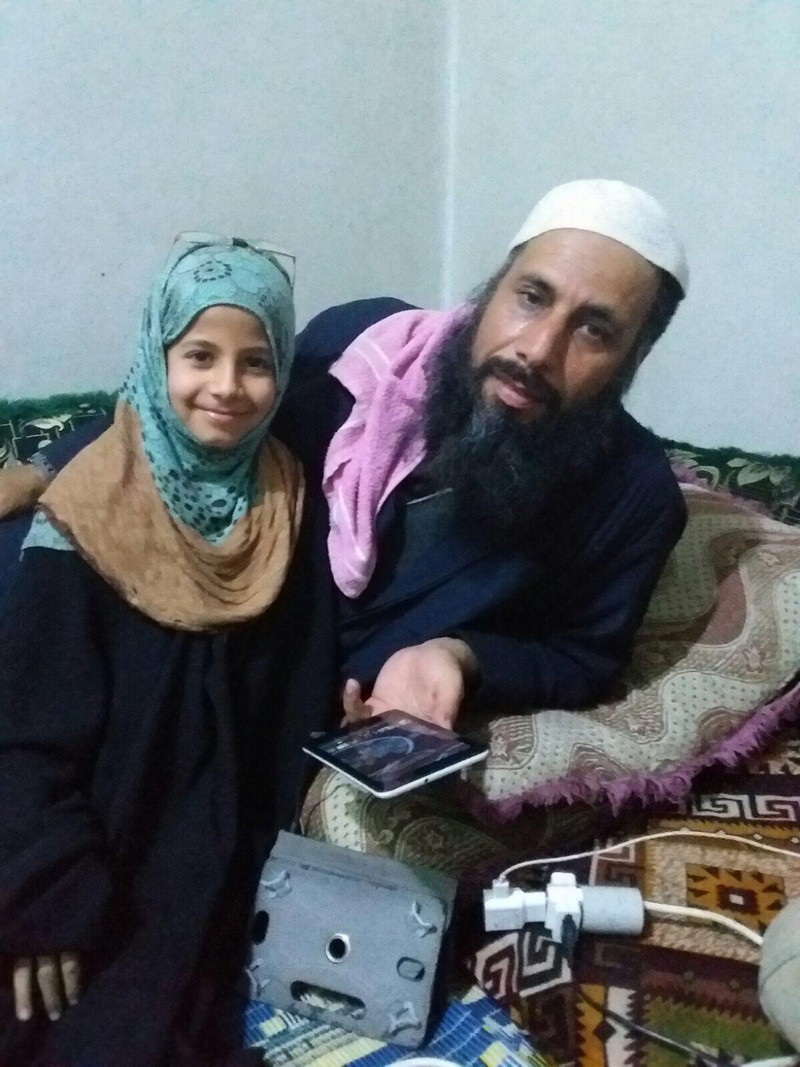 Tasneem alături de Fouzi al Moustafa, unchiul în a cărui custodie a rămas în Siria. Bărbatul este suspectat de afliere la gruparea teroristă ISIS