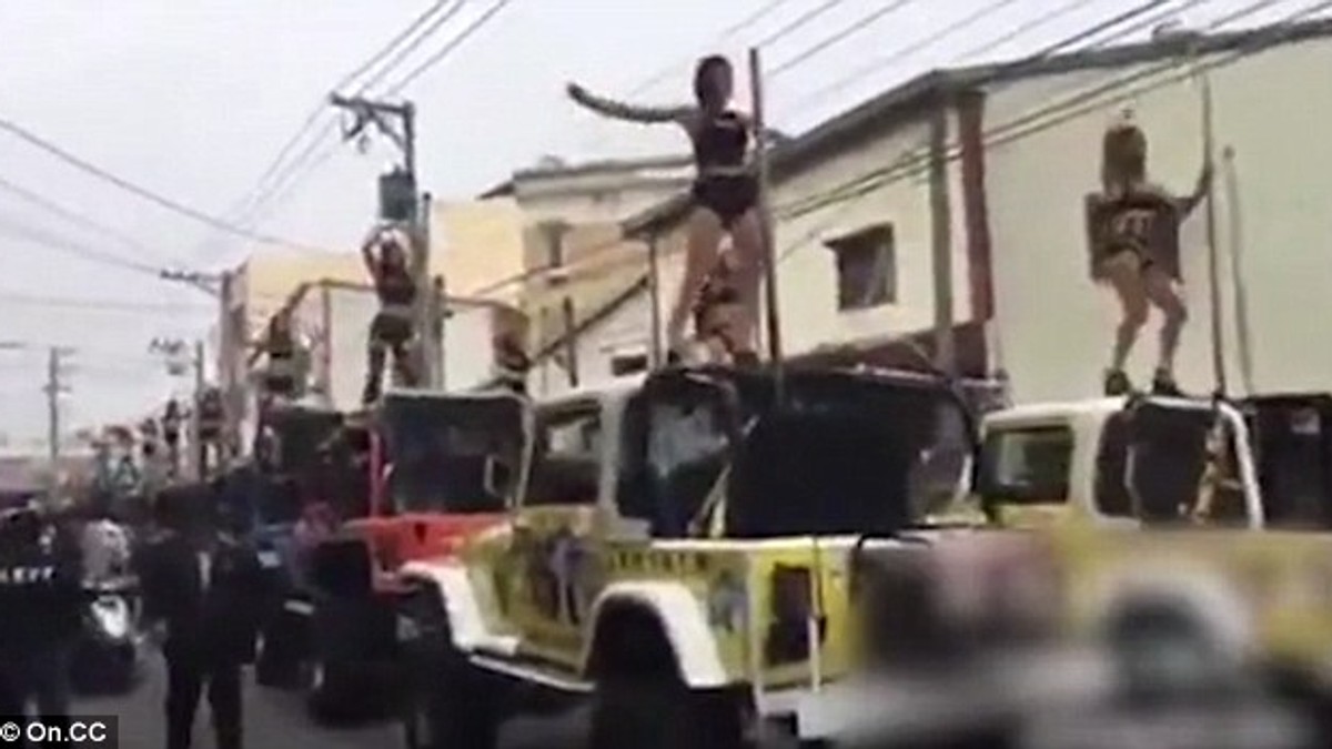 Un oficial a fost condus pe ultimul drum de 50 de stripteuse, care au dansat pe jeep-uri