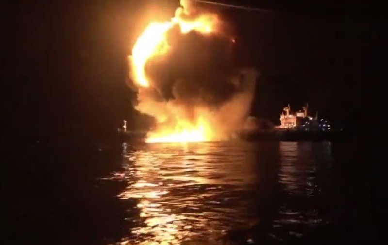 Momentul în care petrolierul american Safesea Vishnu e bombardat de Iran în apele irakiene: un indian a murit