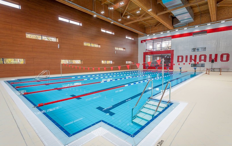 Antrenor de înot de la Clubul Sportiv Dinamo, arestat preventiv sub acuzația că a violat o fetiță de 7 ani. Reacția clubului