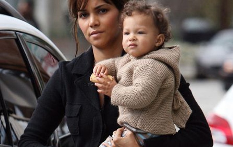 Halle Berry renunţă la Hollywood pentru iubit