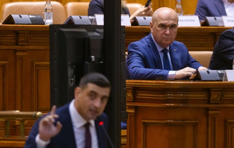 Ilie Bolojan se uită la George Simion în timpul moțiunilor de cenzură ale Opoziției, toate respinse pe 7 septembrie