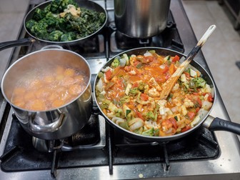 Rocsana prepară supa și sosurile pentru paste la restaurantul ei din Lagos, Portugalia