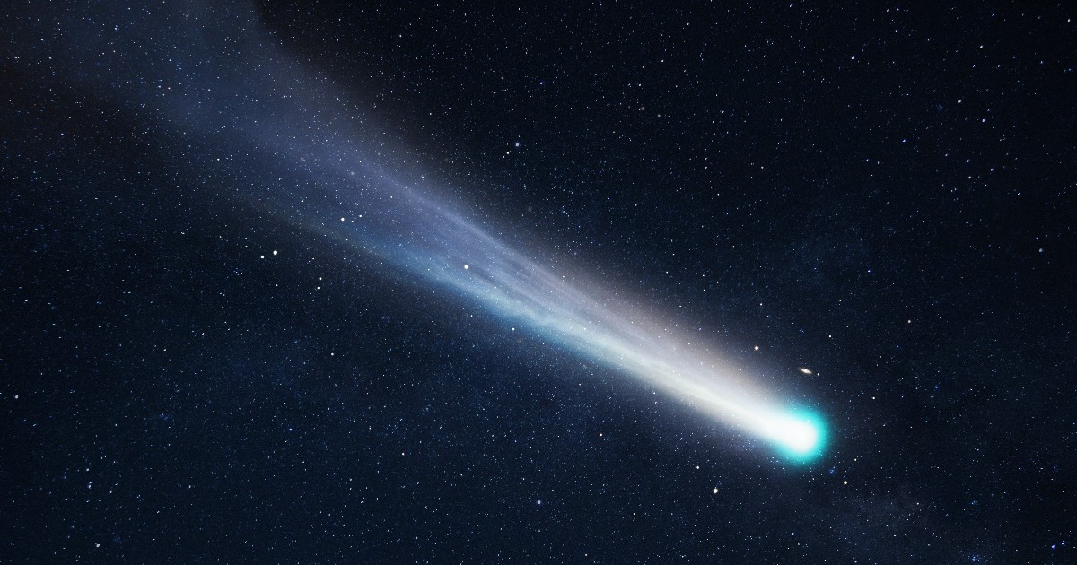 Un obiect luminos, asemănător unui asteroid sau cometă, străbate cerul nopții, lăsând în urmă o dâră strălucitoare. Fundalul este plin de stele, ceea ce accentuează spectaculozitatea fenomenului cosmic.
