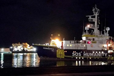 Nava SOS Humanity care a așteptat două săptămâni să primească dreptul de a intra în portul Catania Foto: EPA