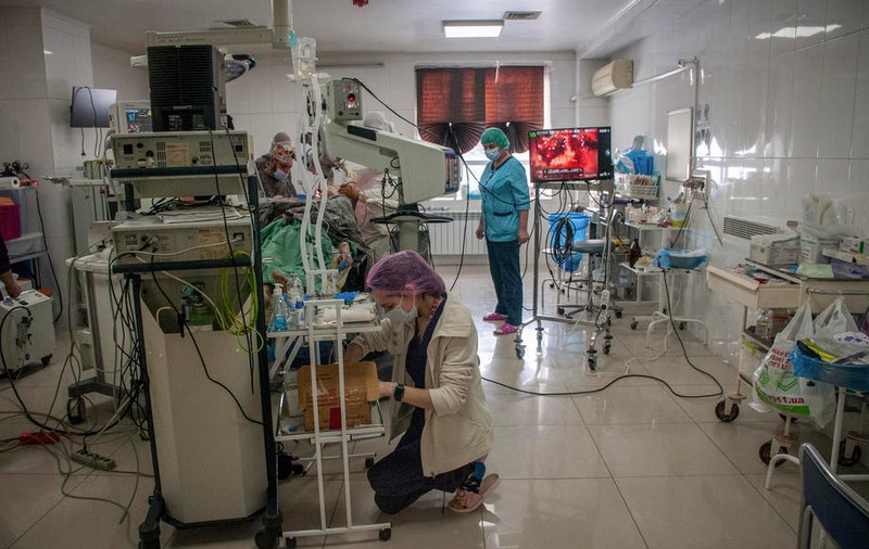 Medicii din Liov i-au îndepărtat o tumoră unui băiețel de 7 ani în timpul unui raid aerian