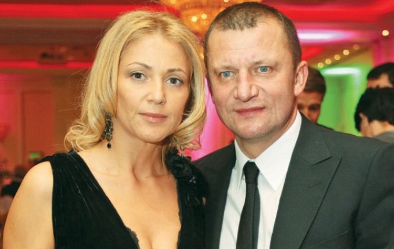 Începe procesul de divorț, picurat cu acuze de infidelitate și aburi de alcool, dintre soții Munteanu. Simona se teme de influența lui ”Munti” în dosarul de partaj, fostul mare internațional e gata s-o ia de la capăt: ”O să-mi refac viața”