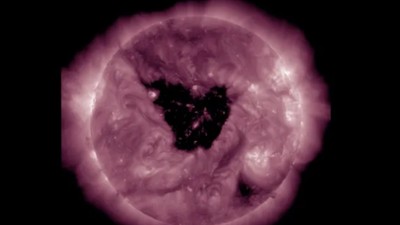 O pată gigantică în formă de fluture a apărut pe Soare. Foto NASA