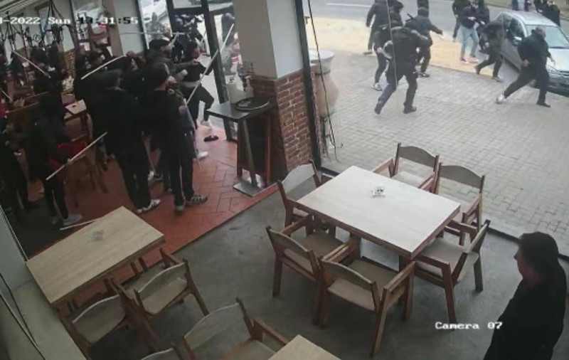 VIDEO | Bătaie cu bâte la Arad, între suporterii echipelor UTA și Dinamo. Polițiștii fac cercetări