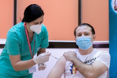 Florin Cîțu, în momentul vaccinării. Foto: Guvernul României