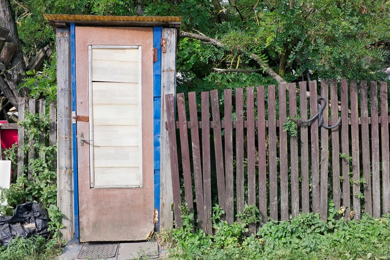 Foarte multe gospodării din România au grupul sanitar în afara casei