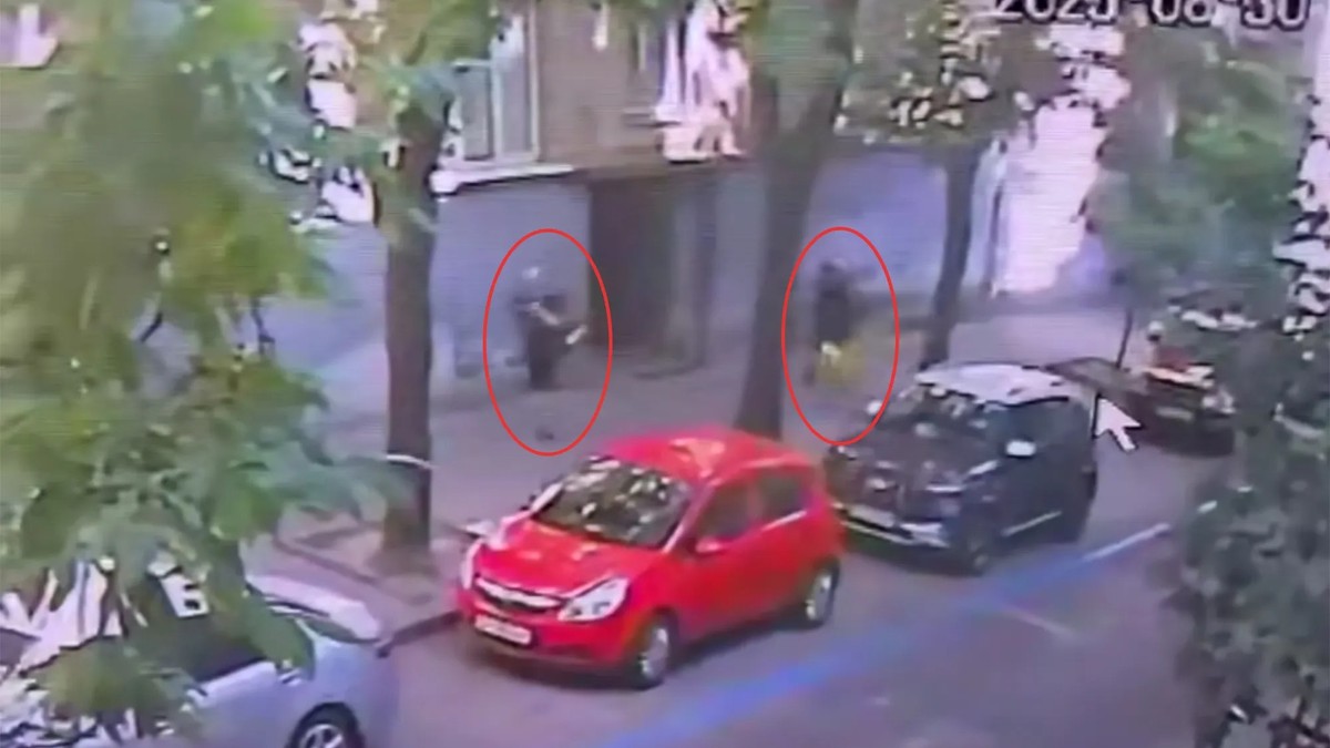 Nu este clar deocamdată dacă asasinarea lui Andrii Parubii a fost filmată de cineva care știa ce urmează sau dacă e vorba despre o cameră video de supraveghere