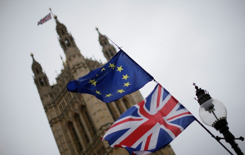 Theresa May amână prezentarea legii privind Brexitul în contextul în care i se așteaptă demisia