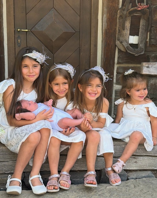 Ținuta purtată de Laura Cosoi la botezul Ninei a atras atenția tuturor. Imagini cu întreaga familie, în biserica din Maramureș