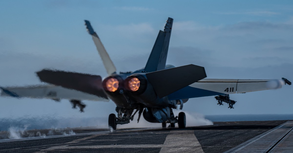 Un avion de vânătoare F/A-18E Super Hornet al Marinei SUA din Blue Diamonds din Strike Fighter Squadron 146, se lansează de pe puntea de zbor a portavionului din clasa Nimitz USS Nimitz în timpul desfășurării operațiunilor de rutină, 11 octombrie 2024, în Oceanul Pacific _ foto Hepta