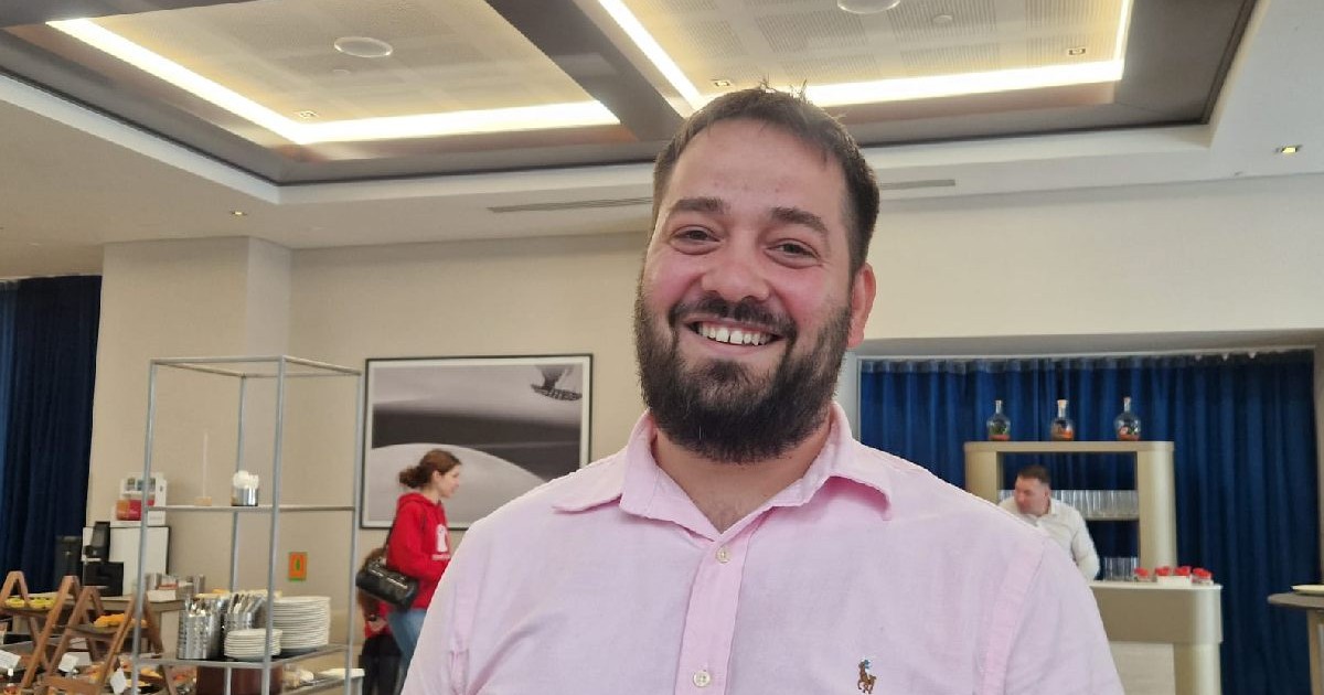Un bărbat în cămasă roz cu barbă zambind. Cristian Ioan Irimescu medic familie jud Calarasi